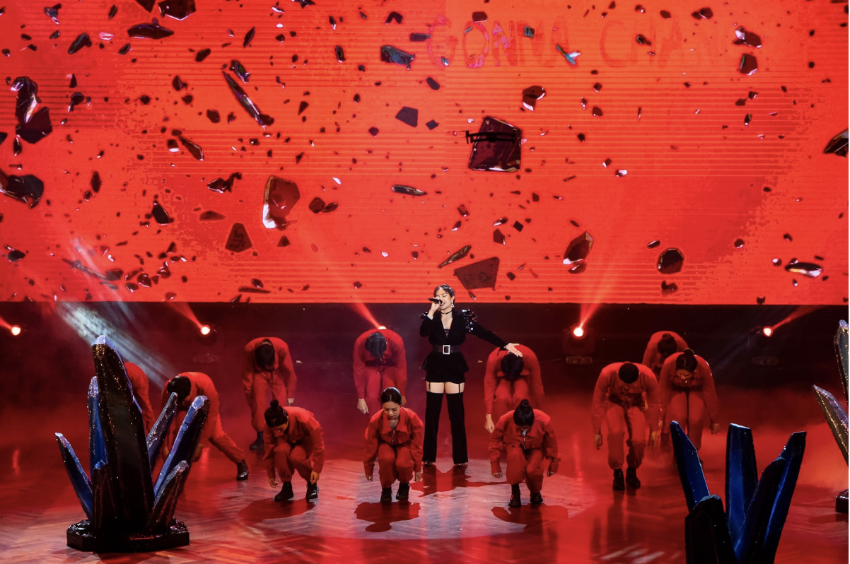 5 lí do bạn không nên bỏ lỡ Sing Out Loud 2024 3 Sân khấu chung kết được dàn dựng công phu, kết hợp giữa âm thanh, ánh sáng và hiệu ứng đồ họa mãn nhãn.