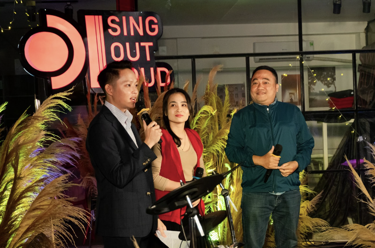 Music Show lần thứ 2 tại Hà Nội đã khuấy động khán giả trẻ với concept " Đồng Quê " 6 Một màn trình diễn bất ngờ đến từ hai phụ huynh của các ca sĩ đã khuấy động không khí, tạo nên một sự kết hợp chưa từng có tại Music Show của Sing Out Loud
