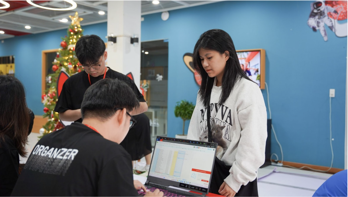 GẦN 200 THÍ SINH TRÊN TOÀN QUỐC ĐẾN THAM DỰ VÒNG THỬ GIỌNG SING OUT LOUD 2024 4 Một số thí sinh đã có mặt từ rất sớm để check-in và chuẩn bị cho phần thi của mình.