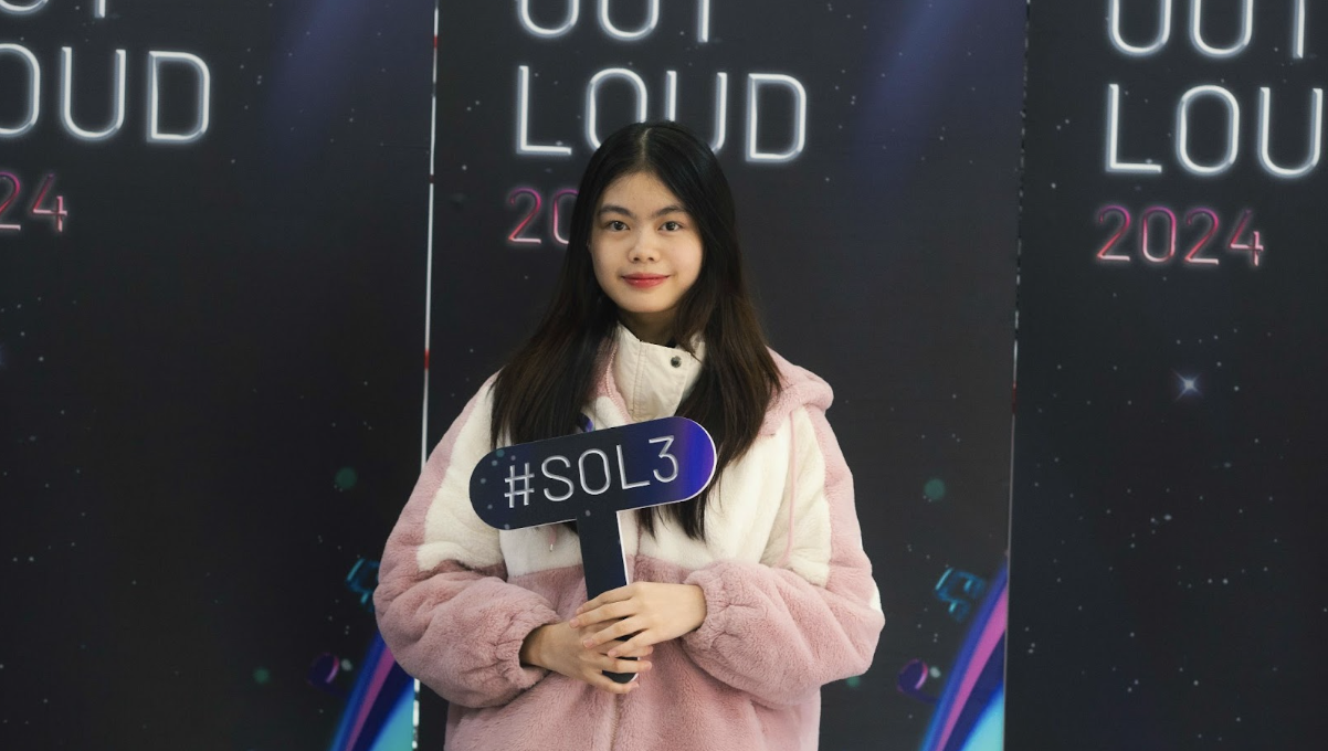 GẦN 200 THÍ SINH TRÊN TOÀN QUỐC ĐẾN THAM DỰ VÒNG THỬ GIỌNG SING OUT LOUD 2024 5 Phạm Thị Khải Huyền là thí sinh casting đầu tiên của Sing Out Loud tại Hà Nội. Có mặt rất sớm từ 7h00 sáng cùng gia đình, Huyền chia sẻ: “Vì em là thí sinh bước vào phòng thi đầu tiên nên em cũng khá hồi hộp, em muốn đến sớm hơn thoải mái tâm lí và để chuẩn bị thật tốt cho phần thi của mình ạ”.