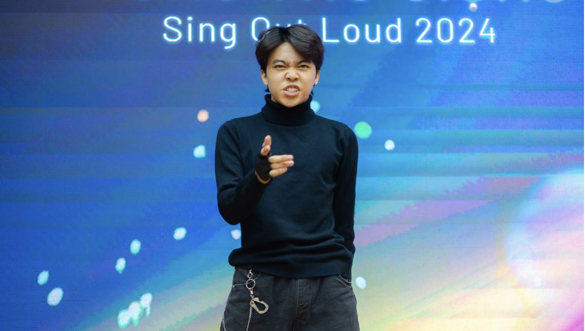 GẦN 200 THÍ SINH TRÊN TOÀN QUỐC ĐẾN THAM DỰ VÒNG THỬ GIỌNG SING OUT LOUD 2024 6 Lưu Quốc Vượng là một thí sinh rất cá tính và tiềm năng của Sing Out Loud 2024 đến từ THPT Chuyên Hùng Vương - Phú Thọ. Chia sẻ với SOL, Vượng cho biết: “Em và gia đình mất 1 tiếng để di chuyển từ Phú Thọ đến Hà Nội. Về phần thi của mình, em đã remix lại bài hát Girl on Fire theo phong cách riêng để có thể tạo ấn tượng riêng cho các BGK. Trước khi thi em cũng hơi run nhưng khi vào thi thì mọi lo lắng của em đều tan biến hết và em thực sự đã quẩy hết mình”.