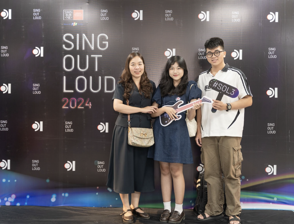 GẦN 200 THÍ SINH TRÊN TOÀN QUỐC ĐẾN THAM DỰ VÒNG THỬ GIỌNG SING OUT LOUD 2024 7 Thí sinh cùng gia đình tại điểm thi thành phố Hồ Chí Minh.
