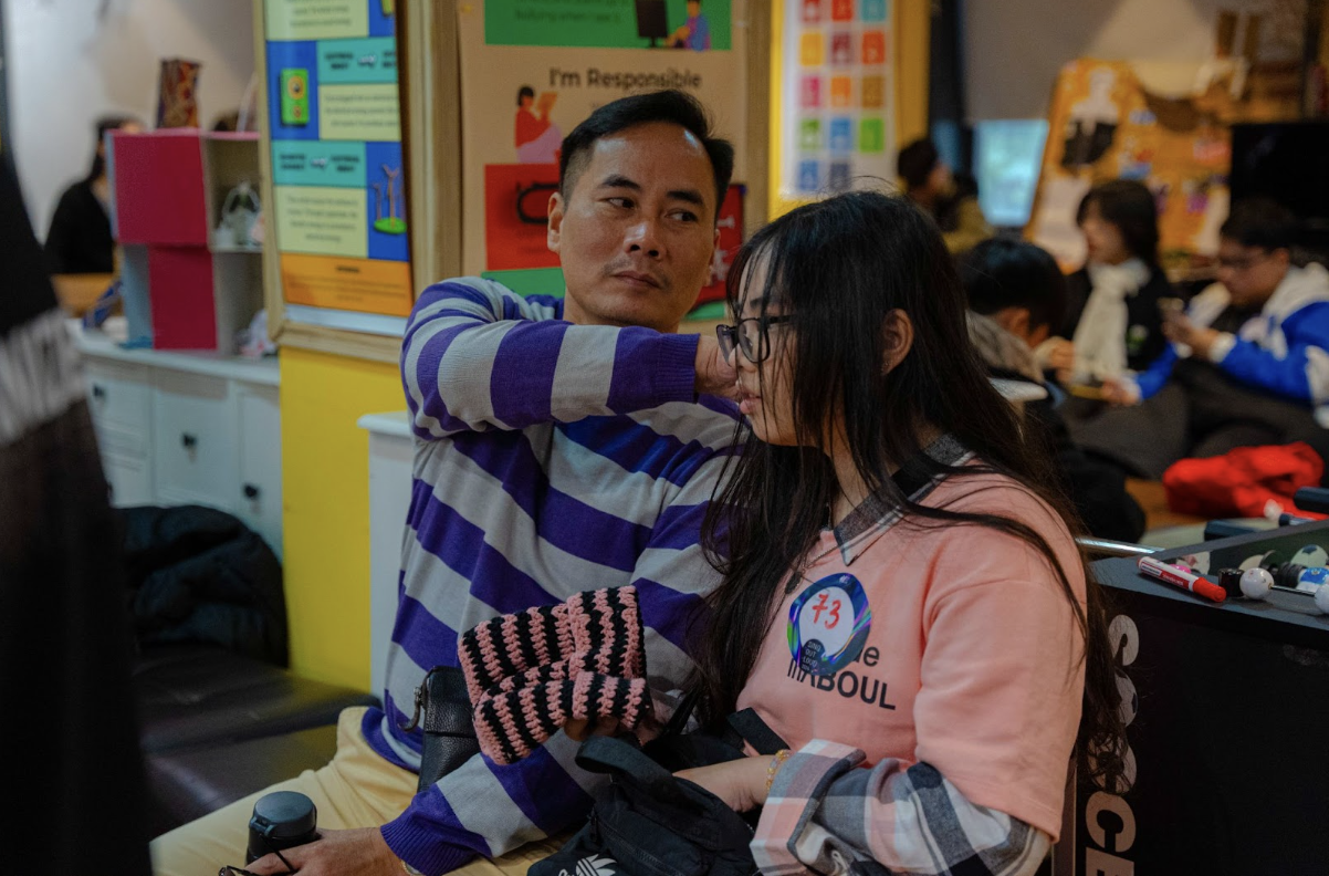 GẦN 200 THÍ SINH TRÊN TOÀN QUỐC ĐẾN THAM DỰ VÒNG THỬ GIỌNG SING OUT LOUD 2024 10 Bố và con gái tại phòng chờ của Sing Out Loud.