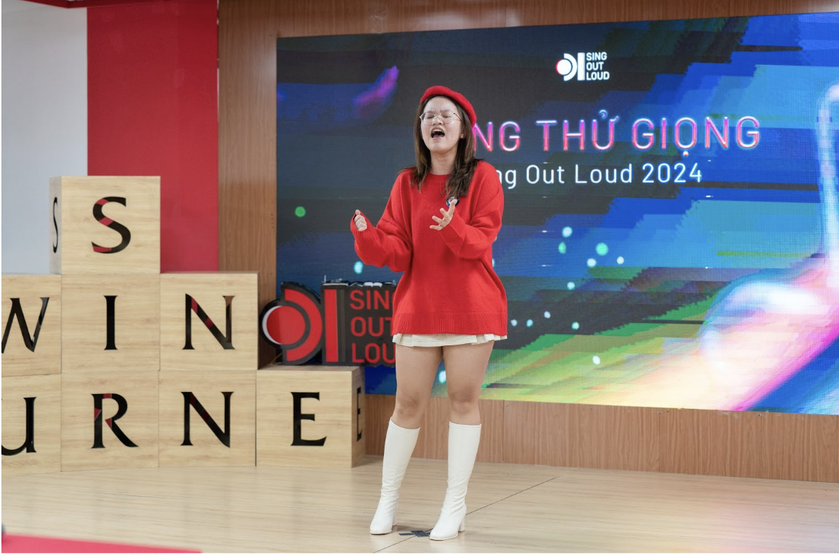 GẦN 200 THÍ SINH TRÊN TOÀN QUỐC ĐẾN THAM DỰ VÒNG THỬ GIỌNG SING OUT LOUD 2024 14 Một thí sinh nữ cháy hết mình trong phòng thi tại đầu cầu Đà Nẵng.