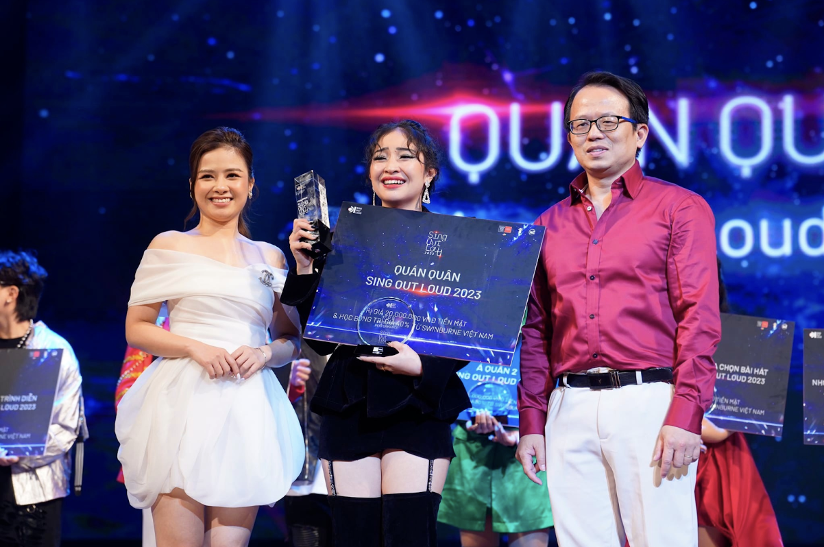 Trao giải Quán quân Sing Out Loud 2023.