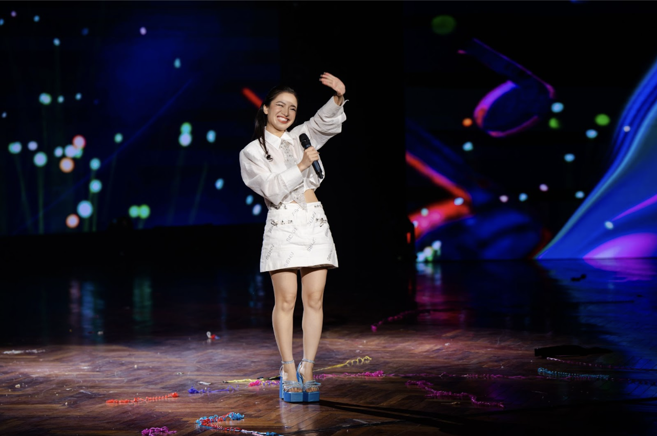 Ca sĩ Lâm Bảo Ngọc bất ngờ xuất hiện tại đêm Chung kết Sing Out Loud 2024, mang đến những ca khúc quen thuộc, gắn liền với hình ảnh của cô như: If, Quá khứ còn lại gì, và Never Enough.